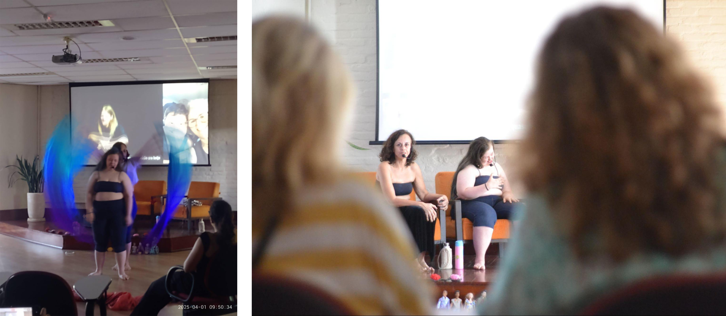 Duas fotos com pessoas de costas, sentadas, assistindo uma apresentação de duas mulheres. Na primeira foto, as duas mulheres estão em pé, uma à frente da outra, de top e calça escura. A mulher que está atrás aparece com os braços elevados, segurando um tecido azul que se movimenta no ar. Atrás delas, há duas poltronas, um vaso de flores e uma tela com uma intérprete de Libras. Na segunda foto, as mulheres estão no mesmo local, sentadas nas poltronas.