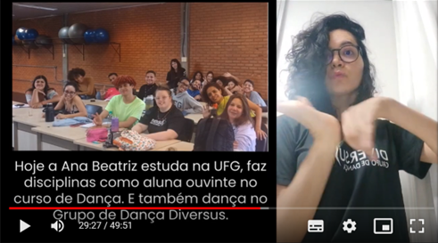 Imagem com fundo preto. Acima, à esquerda, foto
de sala de aula com carteiras bege, parede de tijolinhos e, ao fundo,
estante com bolas grandes. Nas carteiras, 16 estudantes adultos, com a
professora no meio da turma.