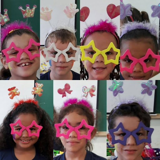 Audiodescrição (AD): imagem composta pelo mix de 7 imagens, da esquerda para direita de cima para baixo temos: 1 imagem do rosto de uma menina sorrindo com uma estrela amarela pintada do lado direito do seu rosto e usando óculos e tiara divertida de coroas rosas pink. 2 imagem do rosto de um menino de olhos verdes com pintura dos dois lados do rosto, uma em azul e a outra em laranja, usando óculos e tiara divertida de mãozinhas brancas. 3 imagem do rosto de uma menina com muitas trancinhas e meio sorriso, com pintura dos dois lados do rosto, uma em amarelo e a outra em rosa, usando óculos amarelo e tiara divertida de corações rosas pink. 4 imagem do rosto de uma menina com cabelo preso e meio sorriso, com pintura dos dois lados do rosto, sendo uma em rosa, usando óculos rosa pink e tiara divertida de estrelas lilás. 5 imagem do rosto de uma menina com cabelos soltos e volumosos, com um sorriso largo, com pintura dos dois lados do rosto sendo uma em lilás e outra rosa, usando óculos rosa pink e tiara divertida de ursos vermelhos. 6  imagem do rosto de uma menina com cabelos presos, com pintura dos dois lados do rosto sendo uma em amarelo e outra lilás, usando óculos rosa pink e tiara divertida de laços rosa pink. 7 imagem do rosto de um menino com um leve sorriso e pintura dos dois lados do rosto uma em amarelo e a outra em lilás, usando óculos e tiara divertida de estrelinhas lilás.