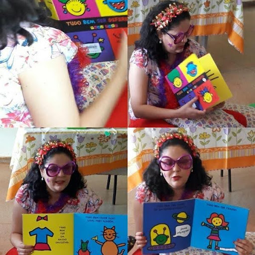 Audiodescrição (AD): imagem composta pelo mix de 4 imagens, da esquerda para direita de cima para baixo temos: 1 imagem aproximada mostrando parte do lado direito da pesquisadora que estava sentada com almofadas no colo e segurando o livro aberto. A capa do livro aparece em evidência. 2 imagem da pesquisadora no mesmo local em sequência de frente folheando o livro aberto com as imagens voltadas para os participantes. Sua cabeça está um pouco baixa com a visão direcionada para o livro. Atrás aparece parte do forro da mesa colorido. 3 Imagem da pesquisadora lendo o livro aberto voltado para os participantes com o olhar na direção deles. 4 Imagem da pesquisadora lendo o livro aberto voltado para os participantes com o olhar na direção deles, já em outras páginas.